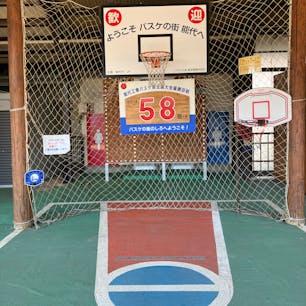 駅のホームに設置されてるバスケットゴール。人気の列車リゾートしらかみも停車します。