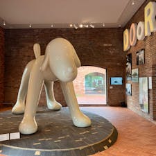 元シードル工場をリノベーションしたミュージアム。入り口には地元のアーティスト奈良美智の作品が展示されています。