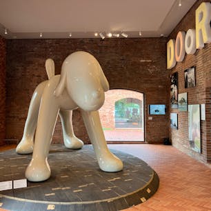 元シードル工場をリノベーションしたミュージアム。入り口には地元のアーティスト奈良美智の作品が展示されています。