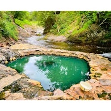 然別峡の野湯「鹿の湯」へ♨️

入浴無料の混浴露天風呂で、目の前に川が流れる素晴らしいロケーションで天然温泉を楽しめます🤗

湯温は高めですが、目の前の川は真夏でもひんやりと冷たく、温冷交代浴もバッチリ✨

然別峡の秘湯「かんの温泉」からもすぐなので、ぜひ訪れてみて下さいね🎶