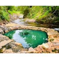 然別峡の野湯「鹿の湯」へ♨️
入浴無料の混浴露天風呂で、目の前に川が流れる素晴らしいロケーションで天然温泉を楽しめます🤗
湯温は高めですが、目の前の川は真夏でもひんやりと冷たく、温冷交代浴もバッチリ✨
然別峡の秘湯「かんの温泉」からもすぐなので、ぜひ訪れてみて下さいね🎶