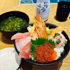 とみうら亭のとみうら丼。あおさの味噌汁付き1,780円(+税)。デジタル受付で15組待ちでしたが、電話呼び出しでお土産店を見てたらすぐでした。お魚美味しかったです