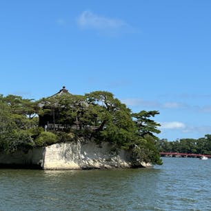 🌻2024夏休み in 東北🌻

日本三景の一つ、宮城県松島。
赤い橋を渡って五大堂と呼ばれる小さなお堂のある島へ。平安時代の武将・坂上田村麻呂ゆかりの場所とのこと。お隣にもう一つ長めの赤い橋があり、そちらは自然公園になっている福浦島に繋がっています。

青い海に赤い橋が映えるフォトスポットです。

#東北
#宮城
#仙台
#松島