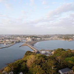 神奈川・江ノ島にある「サムエル・コッキング宴」。
シーキャンドルから絶景を楽しめるほか、園内には季節の花が見れるスポットやカフェもあり、散策を楽しめますよ♪

#神奈川 #江ノ島 #サムエルコッキング苑 #シーキャンドル #絶景