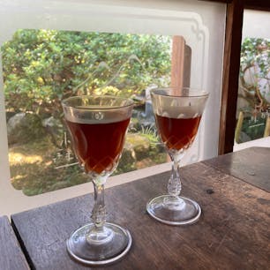 20240816

福岡　秋月　珈琲山口

お盆明けとあって？お店はほとんど閉まってました
そんな中とても感じのいい珈琲屋を発見
店内はクーラーはなく、扇風機と団扇のみ
入ってすぐに、冷えた水出し珈琲が出てきました
アイスコーヒーを注文したら
サービスでラムレーズンアイス！
古民家で風鈴の音を聞きながらのんびり