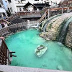 【湯畑】in群馬県草津温泉

草津の源泉はとっても熱いためこの湯畑に湯を流し外気にふれさせて湯を冷ましてから各旅館や温泉へ湯がおくられているそうです✨
でも真夏だから湯が冷めないのか旅館の湯はめっちゃ熱かったです！！
露天風呂が一番はいりやすい温度でした✨
湯畑は一周できてまわりにたくさんお店があるので食べ歩きやお土産も買えるし草津にきたら湯畑は絶対行きたいスポットです✨
夜はライトアップしてるそうなので夜のお散歩にもオススメですね！
硫黄の香りも👍

2024.8.24 夏休み🌻