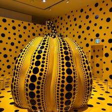 草間彌生作品が展示。