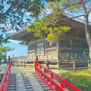 8月8日(木) 瑞巌寺　五大堂

東北地方現存最古の桃山建築で、伊達政宗公が造営されたそうです。
五大堂のある島に行くには「すかし橋」という、その名の通り足場が格子状に組まれた橋を渡らなければいけず、なかなかスリリングでした。
小島から見渡せる日本三景・松島の眺望は絶景です！🍀
