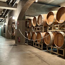 【マルス山梨ワイナリー】in山梨県石和温泉
〜本坊酒造〜

山梨といったらワイン🍷✨
たくさんあるワイナリーさんから私達はマルスワイナリーさんへお邪魔しました✨
ワイン作りの工程を学べてワインが眠る部屋はとても涼しく暑い夏にワイナリーで涼を感じました✨
なんと無料で試飲できるのですがワイン6種類！それ以外にもジュースが✨
子供にもドライバーにも嬉しい✨
お店のお土産コーナーにあるベンチがおしゃれと思っていたらワインの樽でできたベンチでした✨
お庭にはコルクの木があり初めて見ました✨
とっても楽しめてオススメです！！

2023.8