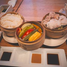 午後は、お気に入りのスプーンガーデンというお店に行きました♪ここは紅茶の種類が多くて、私は紅茶が好きなので、紅茶好きな方にはオススメです！信玄鶏のせいろ蒸しを食べました！ボリューム満点で、お肉が柔らかくて美味しいです🤤
