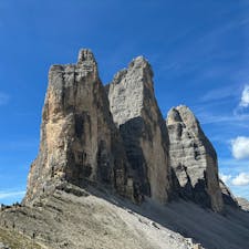 北イタリア🇮🇹ドロミテ地方
トレチーメ・ディ・ラヴァレード

バス停から1時間半ほど歩くだけでこの景色を見ることができます！
2年後の冬のオリンピックが開催される街(コルティナダンペッツォ)のほど近くです。