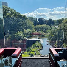 GARDEN ROUNGE / Tokyo

四季折々の美しい日本庭園を一望する、ホテルニューオータニ東京の「ガーデンラウンジ」。

ドリンク付きのケーキセットをいただきましたが、季節のサンドイッチ＆デザートを好きなだけ食べ放題の「プレミアム・ホテルビュッフェ」も魅力的でした♪

#tokyo #tokyosightseeing #tokyorestaurant #hotelnewotanitokyo #bluemoon