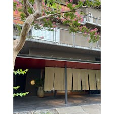 和モダンのお洒落なお宿。
客室にはTVが無いが、一階のライブラリーの書籍が豊富なので、そちらでゆったりと過ごせる。
客室のドリンクとスナックも長野県産を意識していて楽しい。