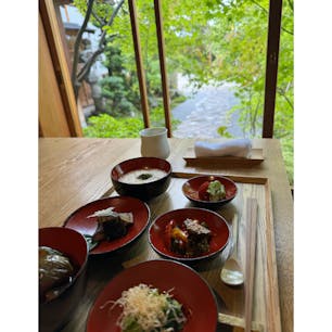 お料理はどれも丁寧に作られていて美味しい。
器も料亭のような拘りがあり、センスと愛を感じる、