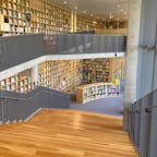 兵庫
こども本の森神戸

たくさんの絵本に囲まれて
楽しいひと時

安藤忠雄氏設計