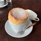 AUX BACCHANALES 原宿店/ Tokyo

JR原宿駅前の複合施設WITH HARAJUKU 3階にあるカフェ「オーバカナル」。フレンチスタイルを追求した内装デザインやメニューで、ドリンクの価格も500円からとコスパが良く、焼きたての「スフレ」が超おすすめ！
伝票の代わりにクラシックな鍵をレジに持っていくスタイルも素敵♪窓からは原宿駅も見えて、ゆったりくつろげるお気に入りのカフェです。お土産には絶品の「苺のミルフィーユ」をぜひ！

#tokyo #tokyosightseeing #tokyorestaurant #auxbacchanales_official #bluemoon