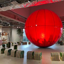 ハラカド / Tokyo

神宮前交差点にある「ハラカド」。地下1階〜7階屋上テラスまでの9フロアからなる商業施設。パリ発の雑誌を集めたスペース「COVER」、飲食フロア「原宿のまちの食堂」、東京土産定番のグミッツェルを1個単位で買える「ヒトツブカンロ」もあります♪地下には高円寺の人気銭湯「小杉湯」もあるのがユニーク。

4Fは「ハラッパ」という原っぱのようなパブリックスペースになっていて、たくさんのベンチがあり、面白い展示物も。ショッピングの合間の休憩や、急な雨降りの雨宿りにもぴったりの場所です♪

#tokyo #tokyosightseeing #harakado #bluemoon