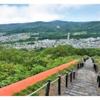 日本一のズリ山として知られる「旧北炭赤間炭鉱ズリ山階段」（北海道赤平市）へ🥾♪

777段もの階段を登った先には展望広場があり、赤平市や周辺の山々を一望できます✨

400段をこえた辺りからちょっと辛く感じるかもしれませんが、頑張って登った先には素晴らしい景色が待っているので、ぜひ登ってみて下さいね🤗