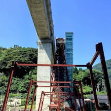 兵庫
余部クリスタルタワー

昔の鉄橋と
鉄筋コンクリート造の橋と
ガラス張りのタワー
今と昔のコラボでした