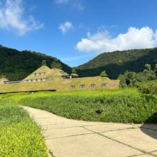 滋賀県/ラコリーナ

たねや、CLUB HARIEの美味しそうなお菓子がたくさんの夢のような場所。

広い敷地内は緑がいっぱいで、田んぼには稲穂が光っていました。お菓子を模したようなデザインなどもたくさんある、とてもアーティスティックな建物と可愛い車などが展示も兼ねた店舗にもなっており、おしゃれな空間でお菓子なども頂くことができます。

#puku2"24
#puku2'09
#puku2青春18きっぷ旅
#滋賀#近江八幡#グルメ