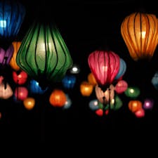 福島県石川郡にある乙字ヶ滝。
小規模な滝ではありますが、間近で見ると轟音と水飛沫に圧倒されます。
春と冬には、ライトアップと共にランタンも点灯しますし、夜の滝は迫力満点です。


#福島県 #石川郡 #乙字ヶ滝