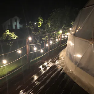 【DOG RESORT HAJIME】
全室、ドッグラン付の関西最大級のグランピング施設です。
今回は、広々とした芝生の中で焚き火ができる部屋です。
BBQの小屋と寝室は別なので、寝るときに、BBQの臭いなども気になりません。