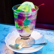【喫茶ソワレ】
四条通から西木屋町通をちょっと上がったとこに老舗喫茶店
ブルーの照明が幻想的なムードを醸し出す店内、BGMが一切無いのも特徴的
1番人気は、カラフルなゼリーが特徴のゼリーポンチです