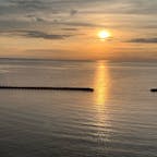 海にとけるように沈む夕陽が圧巻。
露天風呂から夕陽を眺めて、豊かな気分になれます。
バイキングの食事は、子どもから大人まで楽しめた。焼きたてのステーキに海鮮…美味しいです♪