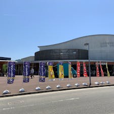 大阪府和泉市「道の駅　いずみ山愛の里」

国道170号大阪外環状線沿いにある道の駅。地場産品販売所とレストラン、テイクアウトのお店がある。

規模は小さめながら、特産のみかん、ハチミツ、野菜などの加工品が多く並ぶ。お隣岸和田市の漁港で獲れた鮮魚もあった。

レストランは、地元の野菜を使った定食が人気で、休日は混み合っている。この日はお弁当を購入した。
