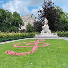 ウィーン【ブルクガルテン(王宮庭園)】

ウィーンといえばココ‼︎と言われるくらい有名なスポットへ行ってきました。モーツァルト像とト音記号の花壇があり、周りにはベンチも複数ありました◎  

ブルクガルテン内の芝生エリアは広々していて、子連れでのひと休みには最高の場所でした‼︎