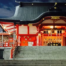 新宿にある花園神社
夜も雰囲気があって神聖な雰囲気です。

社務所も、日曜日は19時頃までですが、平日は20時頃まで空いている日もあるので、仕事帰りでも間に合う方も多いかと。

夜の参拝もいいものですよ。

#花園神社
#新宿
#神社
#神社参拝