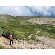 日本一早い紅葉と、お花畑の名所として知られる「赤岳（北海道大雪山）」✨

写真は8月下旬に登った時の様子ですが、9月13日現在、すでに紅葉シーズン入りしています🍁

赤岳登山口へと続く銀泉台は、明日よりマイカー規制（ゲート閉鎖は本日より）もスタート！

絵に描いた以上に美しい紅葉といわれているので、ぜひ訪れてみて下さいね🤗