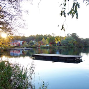 猪苗代湖近辺にあるいくつもの湖の中でも曽原湖は、点在する浮島や周辺のペンションの佇まいなどから海外風の景色を思わせます。


#福島県 #猪苗代町 #曽原湖