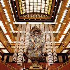 日本橋三越本店 / Tokyo

本館1F中央ホールに展示された、巨大インスタレーションアート。三越が大切にしている「まごころの精神」を象徴する「天女（まごころ）像」がそびえ立ち、その背後には三越のショッピングバッグ約900枚がディスプレイ。

この天女像の周りの壁や階段には、イタリア産の石材が使われていますが、なんとその中にはアンモナイトのような化石！日本橋三越本店の内装に使用されている大理石の中には、恐竜時代の化石が大小さまざまにたくさん含まれているそうなので、お買物の際は「化石」を探しながら店内を回るのも楽しそうです♪

館内には1927年（昭和2年）当時の日本橋三越本店のミニチュアも飾られ、屋上には大きな庭園や三囲神社（みめぐりじんじゃ）もあり、癒しスポットになっています。

#tokyo #tokyosightseeing #mitsukoshi_nihombashi #bluemoon