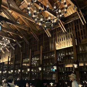 北一硝子の喫茶室。石油ランプが揺れる素敵な空間でコーヒーを。