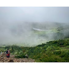 魔女の瞳で人気の「一切経山」（福島県）へ🥾♪

吾妻連峰を構成する一座で、山頂からの大眺望や魔女の瞳と呼ばれる「五色沼」が人気です❣️

あいにくのお天気で眺望はありませんでしたが、今も活動中の活火山の迫力を感じながらの山歩きは楽しかったです✨

吾妻連峰の中では比較的気軽にチャレンジできる山かと思うので、ぜひ登ってみて下さいね🤗