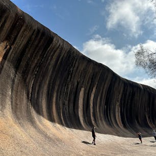 西オーストラリアにあるウェーブロックに行きました。
パース市内から車で3時間以上とかなり遠かったけど途中レトロな街にも寄りのんびりとした旅ができました！