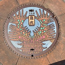 📍能代
能代のマンホールはバスケと天空の不夜城