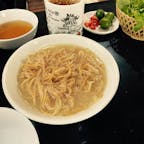 ベトナム　バッチャン村　
レストランBánh Cuốn Cô Nghi
ベトナム語メニューが読めなかったので、メニュー写真を指差してmăng mực(マン ムック)をオーダー。
麺類だと思って注文したのですが、食べてみると麺じゃない。食感は、しなちく⁇
正体はバッチャン村伝統料理、細切りタケノコのスープでした。
そうだ、思い出した！ラオカイ駅前の広場に薄くスライスしたタケノコが干されていたことを。あれが調理されてこうなるのね。
1食でこんなにタケノコ食べたのは、人生初だな。
世界にはまだまだ知らない料理が沢山ありますねぇ。
