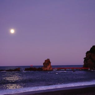 初日の出スポットとして人気の波立（はったち）海岸。
砂浜ではなく珍しい玉砂利の海岸です。
海にせり出した弁天島と朱色の橋がシンボルです。

#福島県 #いわき市 #波立海岸