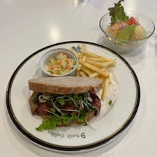 イノダコーヒ本店

お昼に入ると順番待ち、
期間限定のローストビーフサンドをいただきました。
美味しかったです♪
2024.9.28