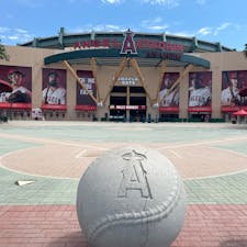 アナハイム　エンゼルスタジアム⚾️
オオタニさ〜ん
2022年当時はエンゼルス所属だったので、試合はない日なのにミーハーなのでグッズだけ購入🤣
他の外国人観光客っぽい方も大谷さんのユニホームを探してて、日本人として誇らしい気持ちになりました✨