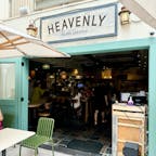 ワイキキのシーサイド通りにあるヘブンリーは、地元食材を使ったハワイ料理を味わえる大人気のカフェレストランです☺︎