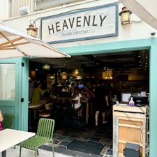 ワイキキのシーサイド通りにあるヘブンリーは、地元食材を使ったハワイ料理を味わえる大人気のカフェレストランです☺︎