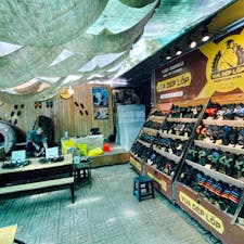 ハノイ　ホー・チ・ミン博物館
古タイヤで作ったサンダルをずっと愛用していたホーチミンさん。ベトナム戦争で兵士たちも履いていたサンダル、通称ホーチミン サンダル。
そのサンダルを今でも手作りで作り続けている唯一の店が、ホー・チ・ミン博物館の出口の所にあります。
今はカラフルでデザインも色々ありますが、私はホーチミンさんと一緒の黒のシンプルな物を購入しました。
履き始めは、靴底に飛び出たゴムが歩く度に違和感でしたが、馴染んでくると柔らかくて履き心地の良いサンダルでお気に入りです。