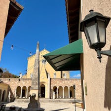 丘の上に小さなイタリアの町が広がるブライダルタウンコリーナ。
結婚式場ですが、レストランもあり、一般客も出入りできます。
これから秋薔薇の季節です。

#福島県 #いわき市 #ブライダルタウンコリーナ