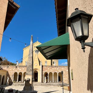 丘の上に小さなイタリアの町が広がるブライダルタウンコリーナ。
結婚式場ですが、レストランもあり、一般客も出入りできます。
これから秋薔薇の季節です。

#福島県 #いわき市 #ブライダルタウンコリーナ