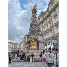グラーベン通りにある「ペスト記念柱 (Wiener Pestsäule)」

想像していたより、大きく存在感がありました‼︎ネットが被さっているのが少々残念ですが、細かい部分も間近で見ることができました♪