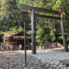 【 瀧原宮（たきはらのみや）】　三重県
伊勢神宮から車で40分にある「道の駅 木つつ木館」のすぐ近くにあります。
伊勢神宮 内宮 の 別宮 の一つで、正式名称は「皇大神宮別宮  瀧原宮」。 
祀られているのは、伊勢神宮と同じく、天皇家の元と言われている 天照大御神 です。
伊勢神宮みたいに大規模ではないですが、参道の杉の太さを見ると、歴史深さを感じます。
また、伊勢神宮の次の年に、二十年に一度の遷宮もやっています。