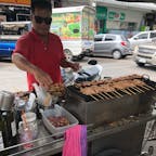 タイ🇹🇭
フアヒンの有名な豚串のお店。ムーピン･ルンテー。甘じょっぱいタレの豚串に、もち米のおにぎりでいただくのですが、これが美味。店主はいつも赤いシャツに、サングラスをかけてるのらしい。